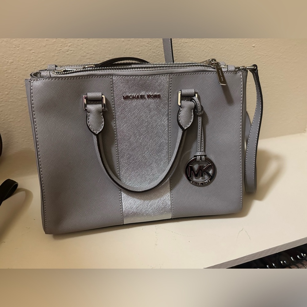 Beautiful gray and silver medium micheal kors bag!